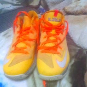 Sell or trade to small for me I need a 12-13 in men